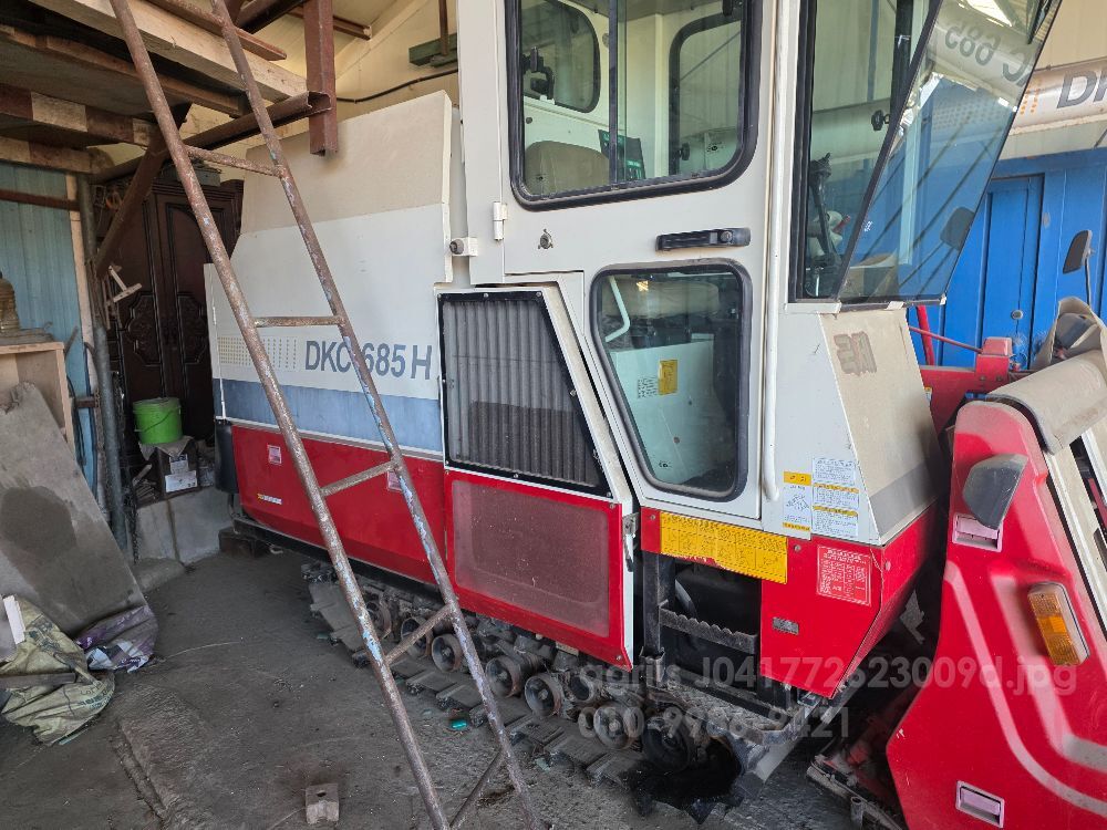 국제 콤바인 DKC685 (4조식) 뒤우측면