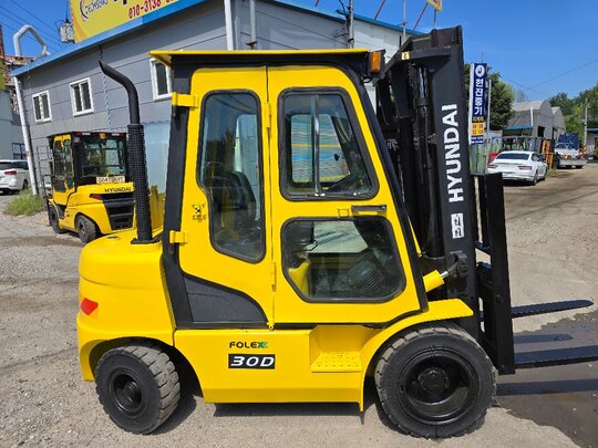 Hyundai Forklift 30D (3.0톤) 앞좌측면