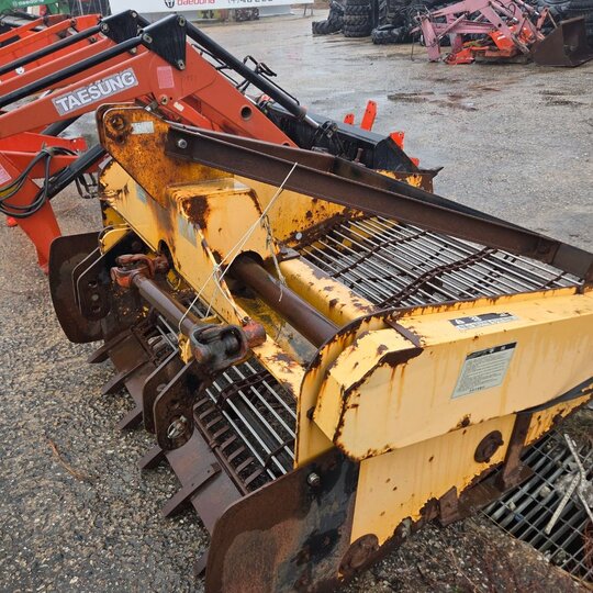  땅속작물수확기 땅속작물수확기  앞좌측면