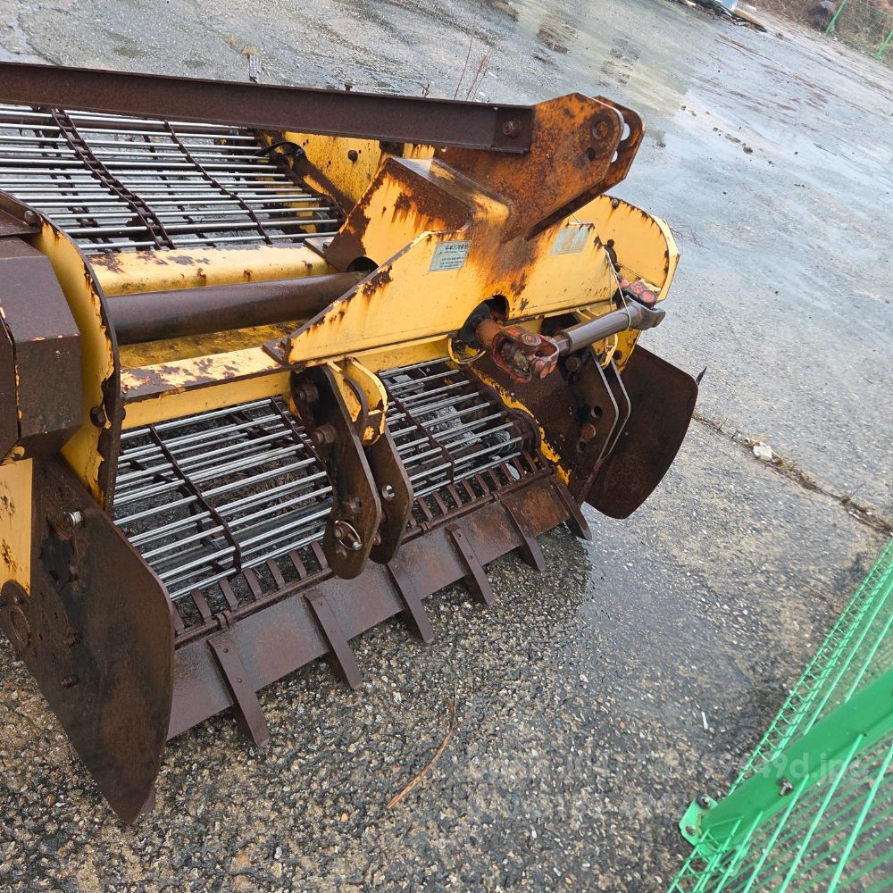  땅속작물수확기 땅속작물수확기  뒤우측면