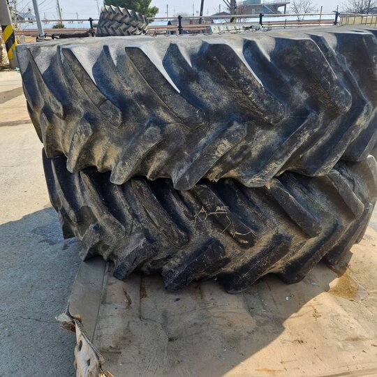  타이어 16.9-R38  앞좌측면
