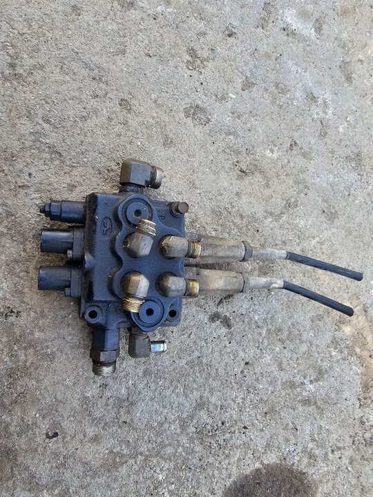 D652 로더 유압컨트롤러 유압 D652 앞좌측면