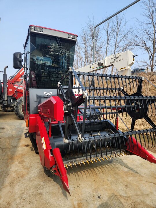 Yanmar Combine Harvester YH400 (보통형) 앞좌측면