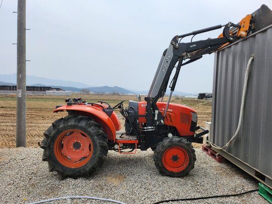 구보다 트랙터 L54K (55.9마력) 앞좌측면