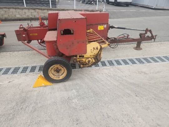NewHolland Rectangle Baler 565  앞좌측면
