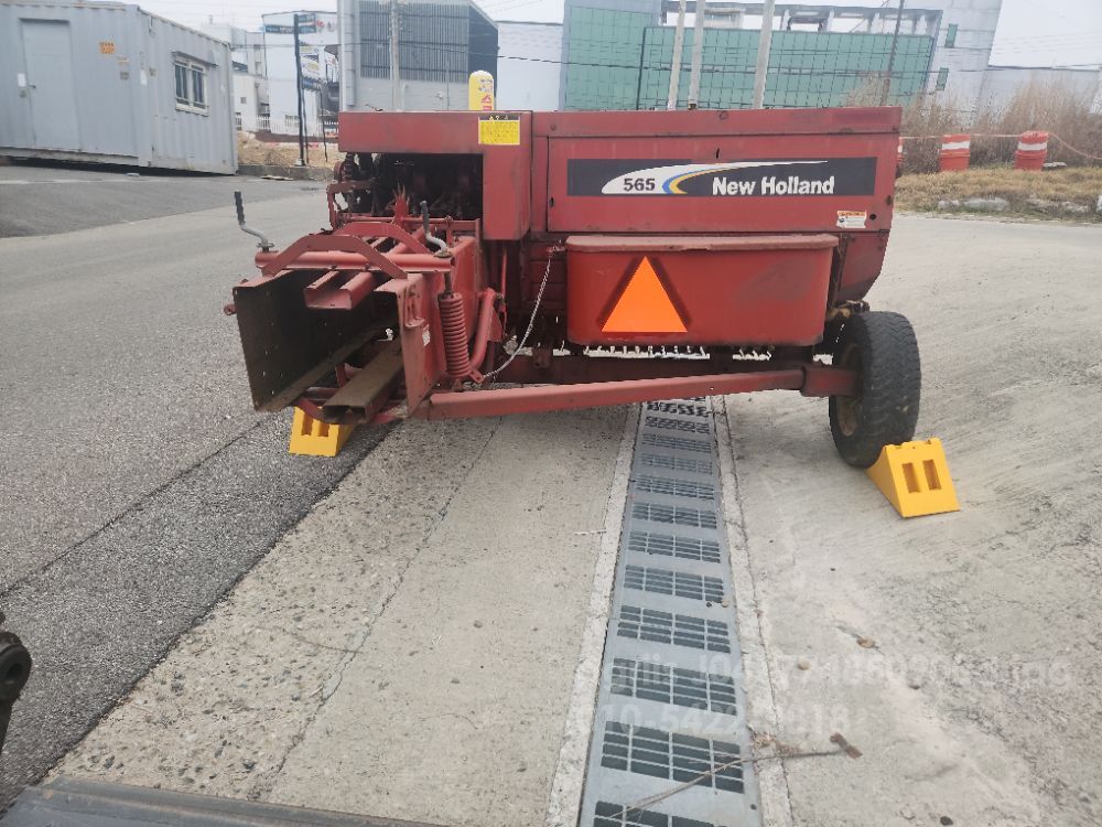 NewHolland Rectangle Baler 565  뒤우측면