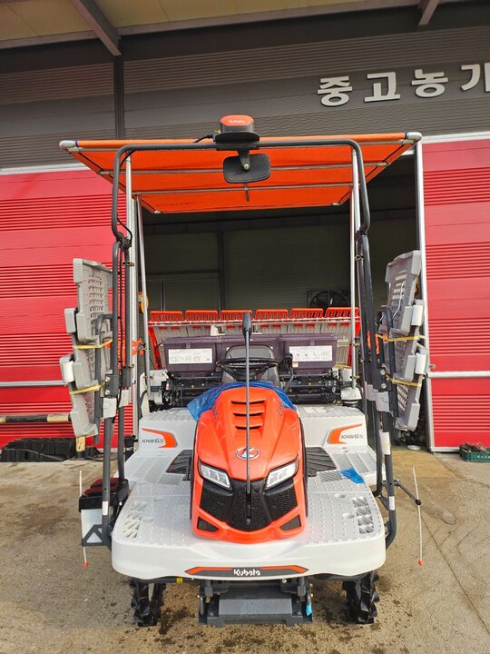 구보다 이앙기 KNW6SF-GS (6조식) 앞좌측면