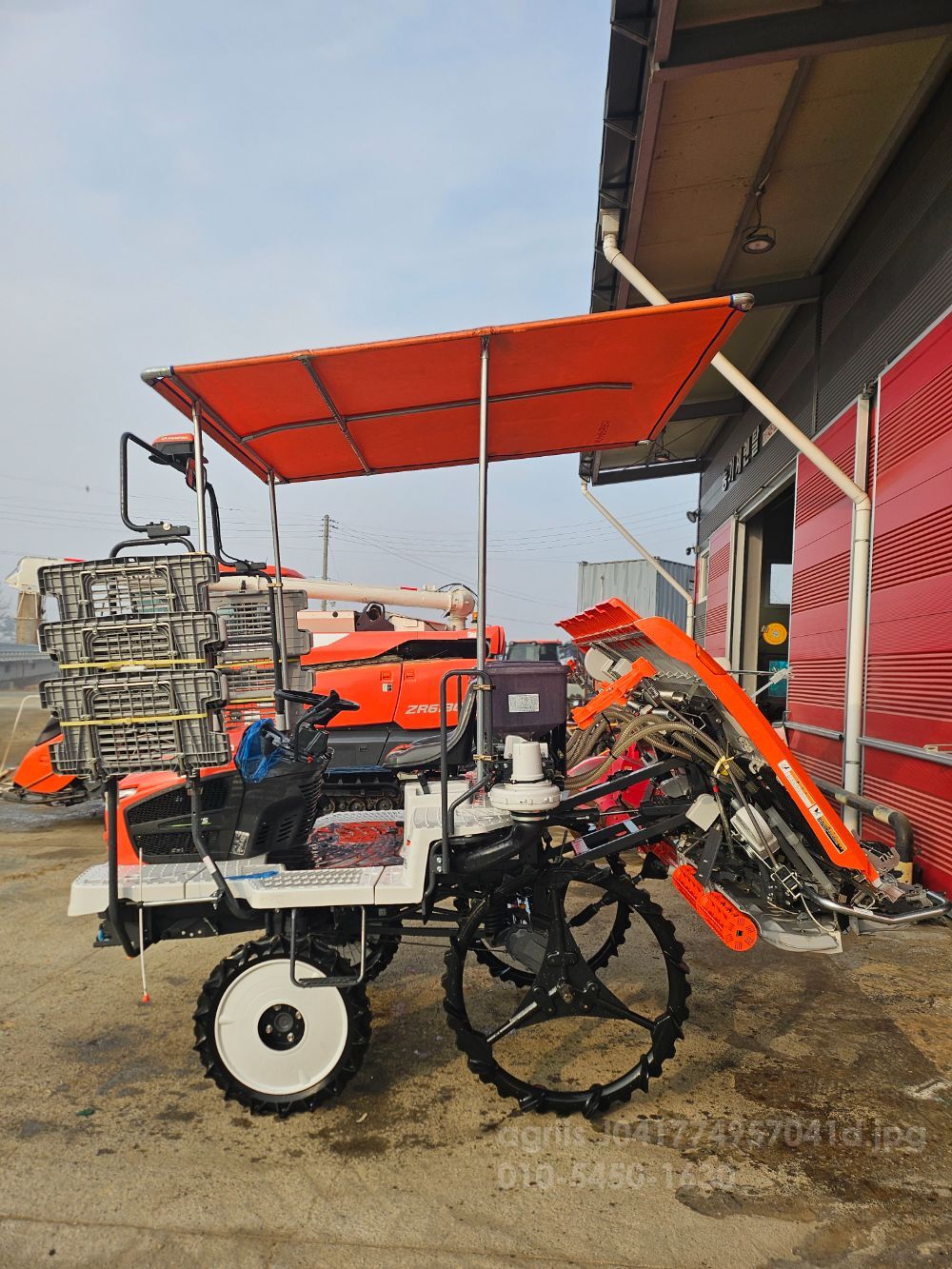 구보다 이앙기 KNW6SF-GS (6조식) 뒤우측면