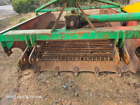 신흥공업사 수확기 땅속작물수확기 작업폭140cm 앞좌측면