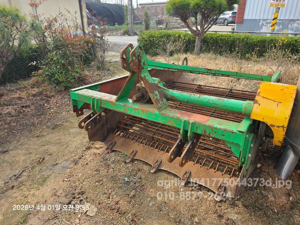 신흥공업사 수확기 땅속작물수확기 작업폭140cm 뒤우측면