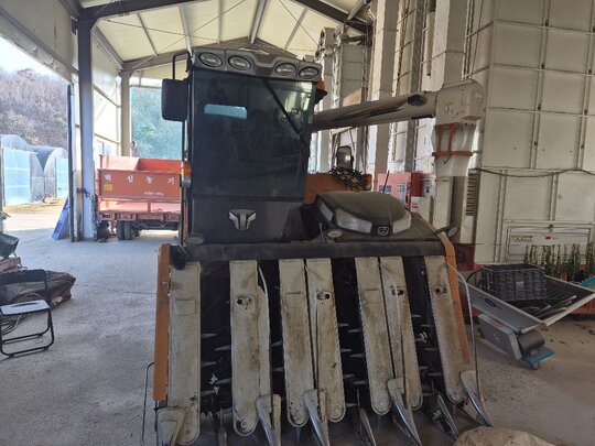  Combine Harvester HJ7135 (7Rows) 앞좌측면