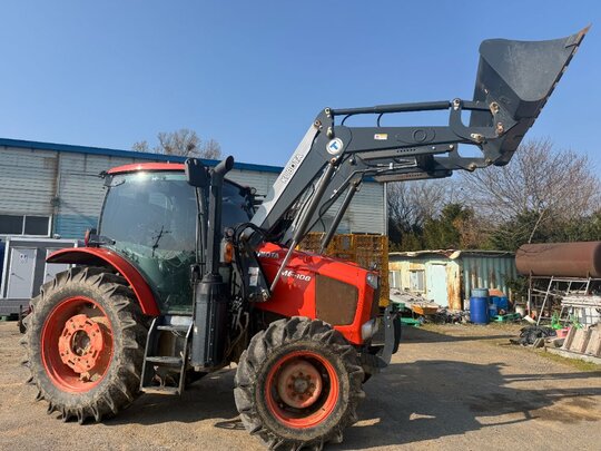 Kubota Tractor M6-108 (116hp) 앞좌측면