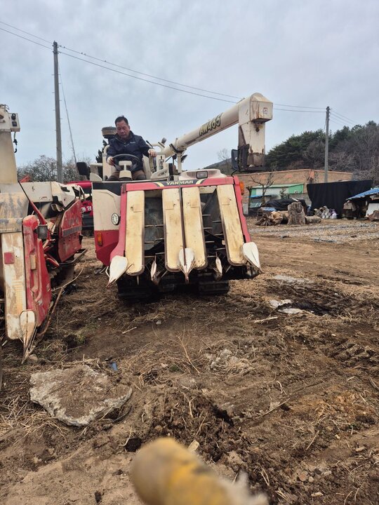 얀마 콤바인 AW465 (4조식) 앞좌측면