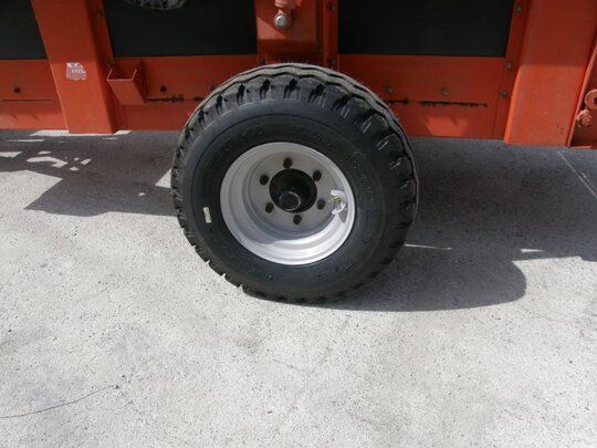  태성2.5톤퇴비살포기 태성2.5톤퇴비살포기  앞좌측면