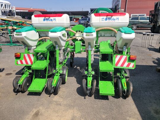  옥수수파종기 LIVA 4F 앞좌측면