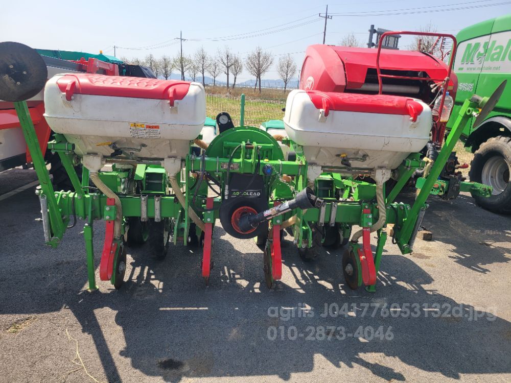  옥수수파종기 LIVA 4F 뒤우측면