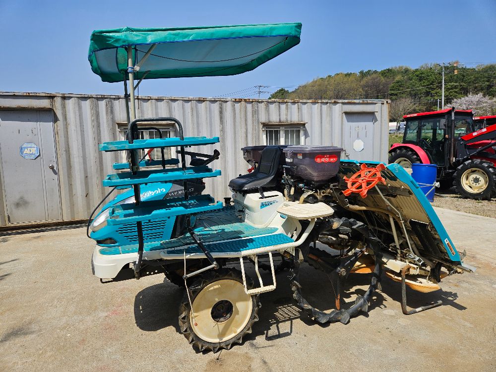 구보다 이앙기 KWP69DF (6조식) 뒤우측면