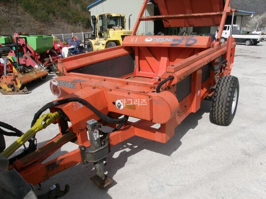  태성 퇴비살포기 로타리식 태성 퇴비살포기 로타리식  앞좌측면