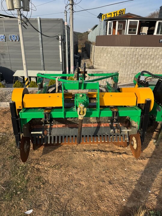 신흥공업사 양파,감자 수확기,복토기,절단기 SH-T1400,SH-B1400WN,SH-1500MCA 앞좌측면