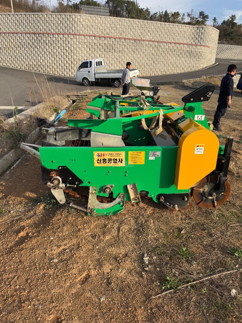 신흥공업사 양파,감자 수확기,복토기,절단기 SH-T1400,SH-B1400WN,SH-1500MCA 뒤우측면