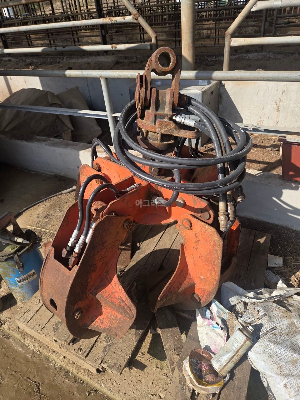  02굴삭기 회전Bale Gripper 회전집게  뒤우측면