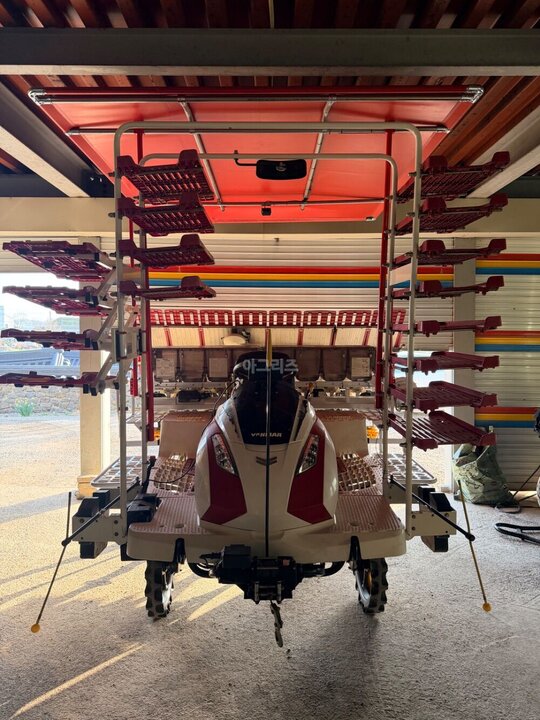 Yanmar Rice transplanter YR8D (8Rows) 앞좌측면