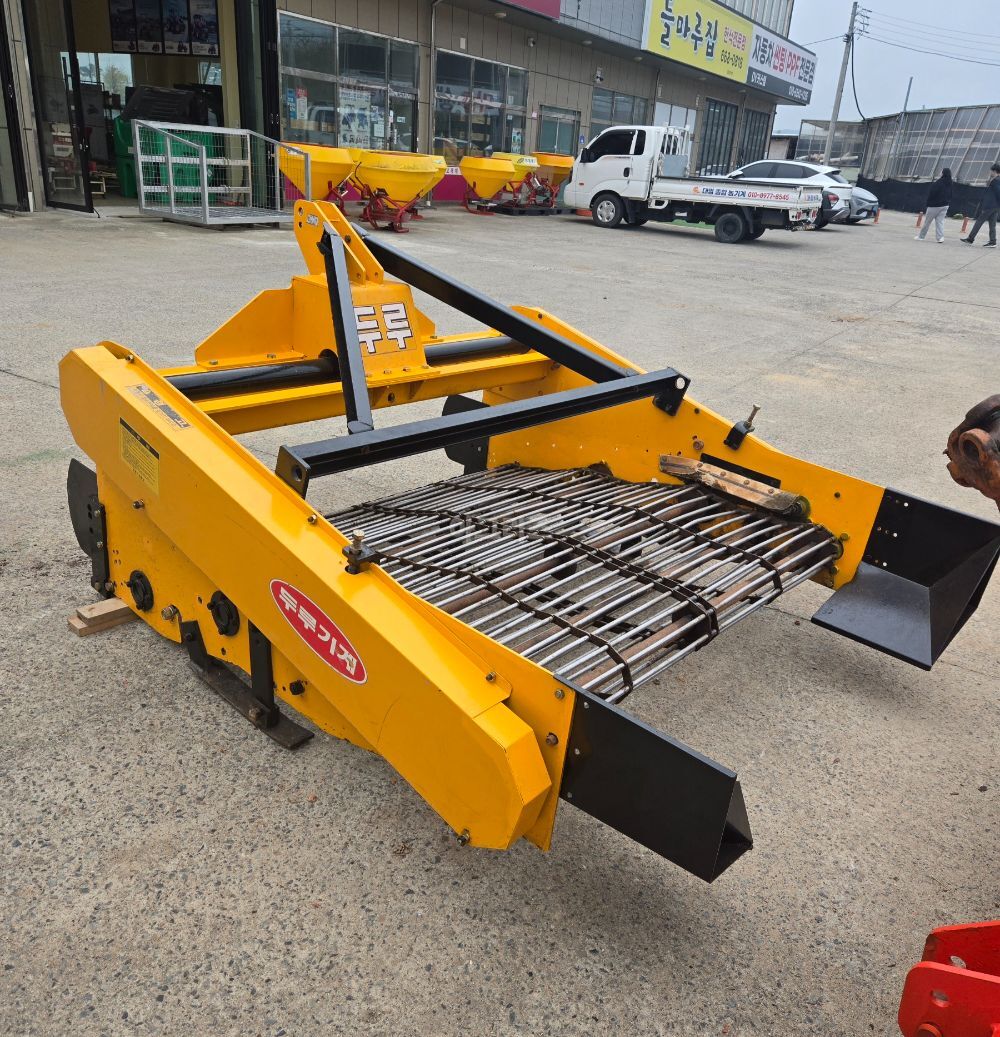 두루 땅속작물수확기 DR-1600A 뒤우측면