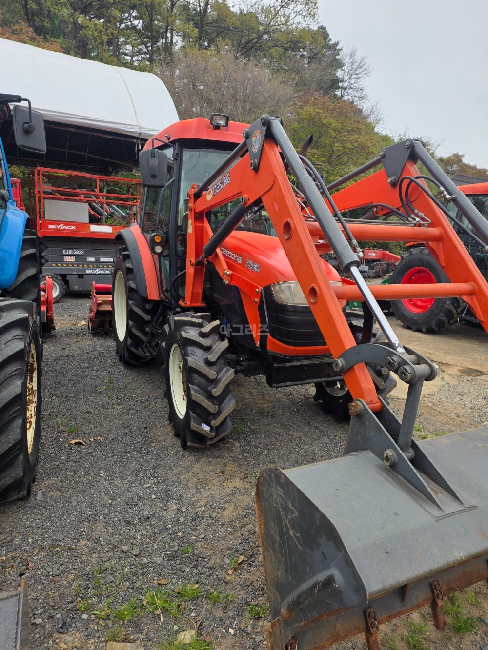 Daedong Tractor LX60 (60hp) 뒤우측면