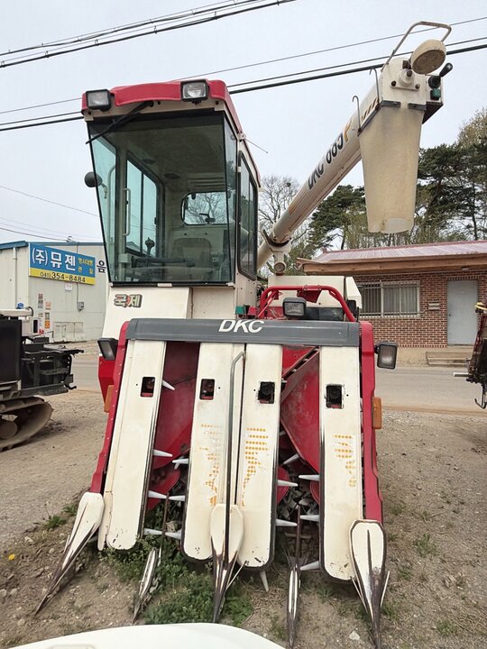국제 콤바인 DKC685 (4조식) 앞좌측면