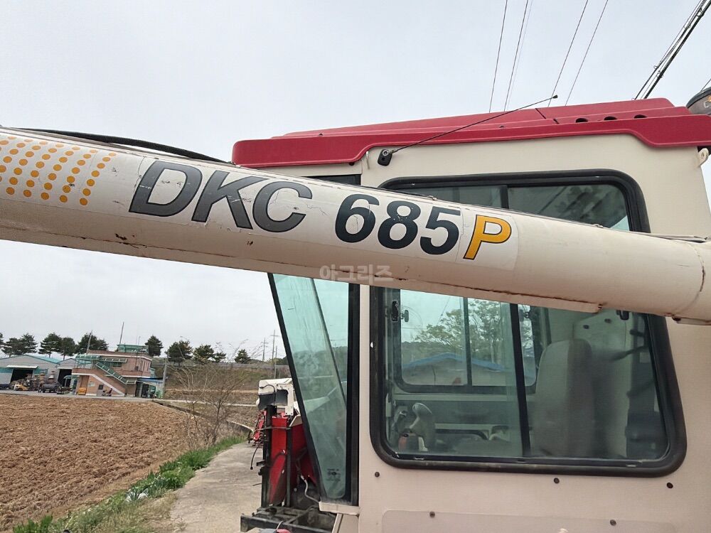국제 콤바인 DKC685 (4조식) 뒤우측면