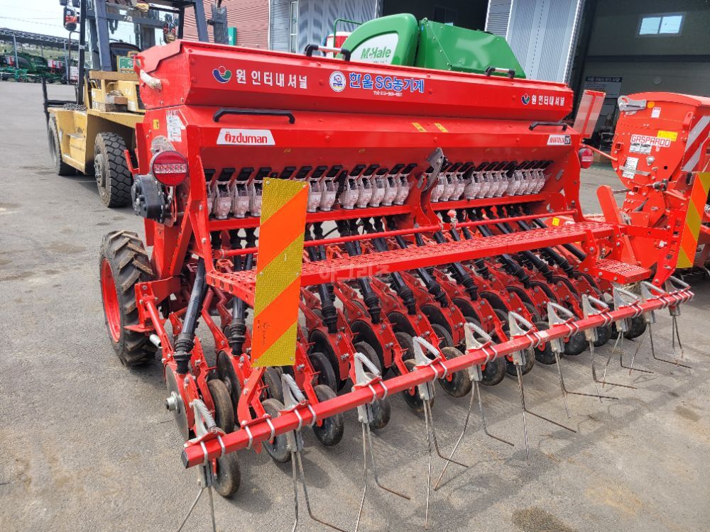  목초파종기(줄파종기) ANATOLIA 25 뒤우측면