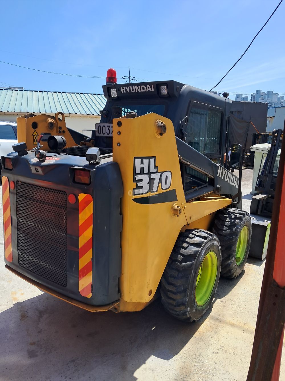 Hyundai Skid steer loader HL370  뒤우측면