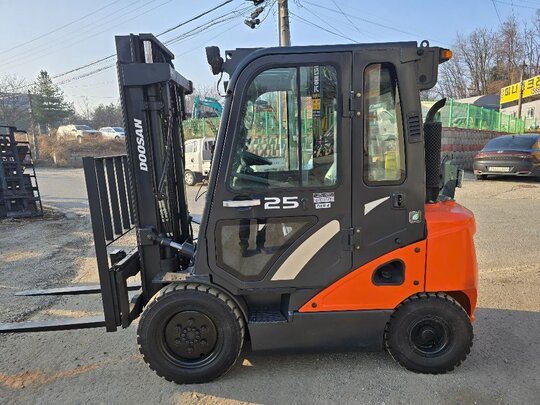  Forklift 두산2.5톤 (2.5톤) 앞좌측면