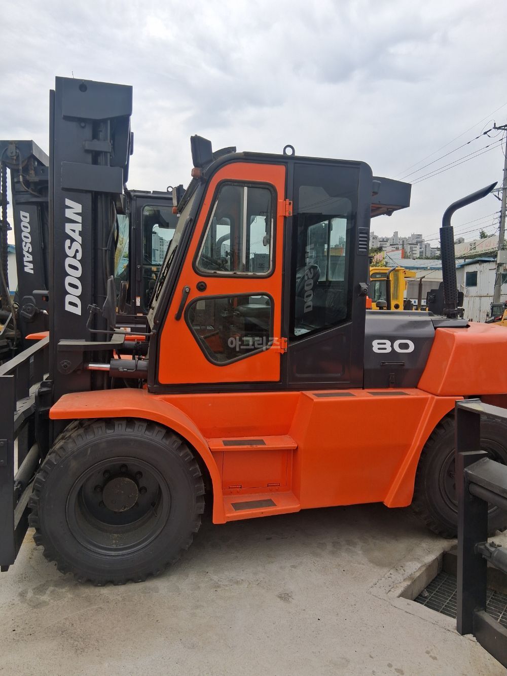 두산 지게차 D80S (8톤) 뒤우측면