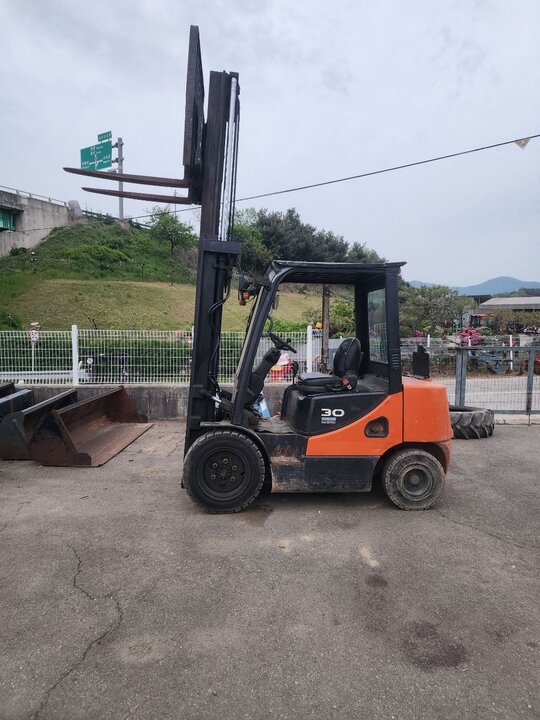 두산중공업 지게차 3톤 싸이드 지게차 D30s-5 (3톤톤) 앞좌측면