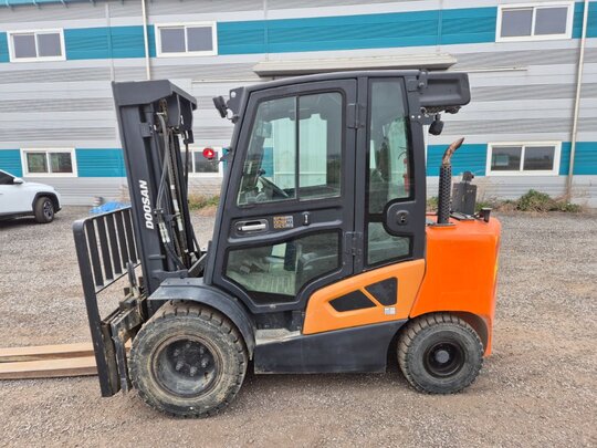 Doosan Forklift D33SE-9 (3.3톤) 앞좌측면