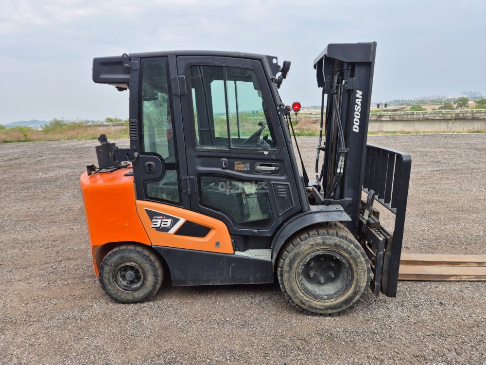 Doosan Forklift D33SE-9 (3.3톤) 뒤우측면