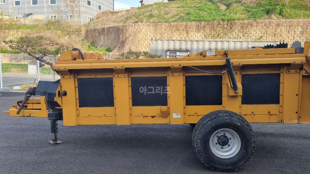 태성공업 퇴비살포기 태성 4.5ton 뒤우측면