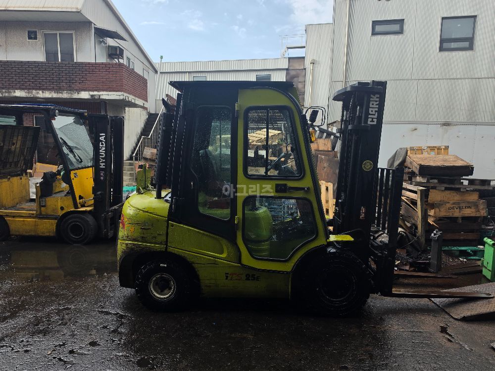 Clark Forklift GTS25DE (2.5톤) 뒤우측면