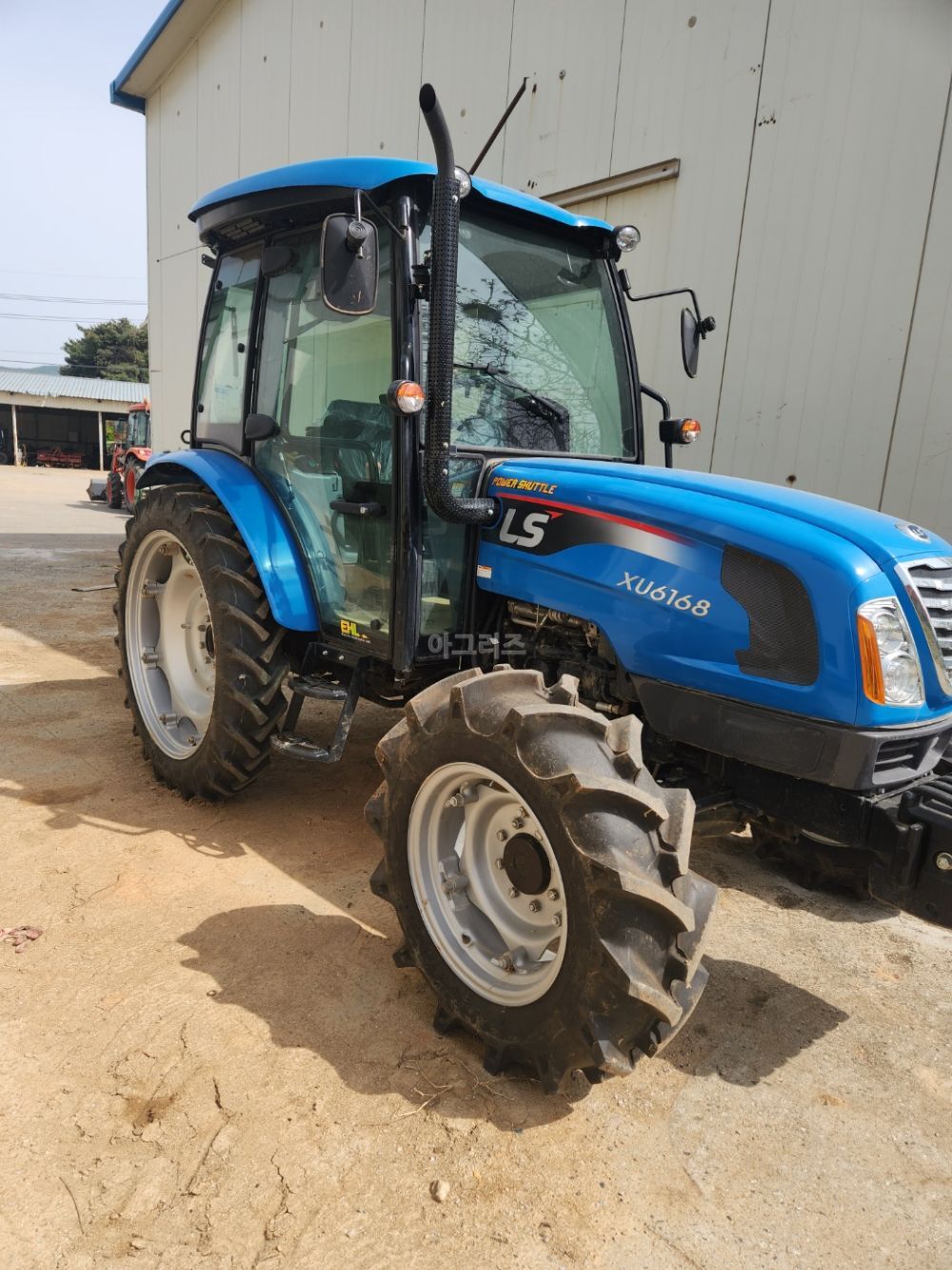 LS Tractor XU6168 (68.9hp) 뒤우측면