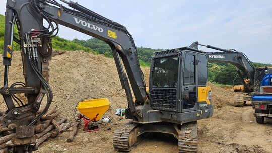  Excavator EC60E (6톤) 앞좌측면