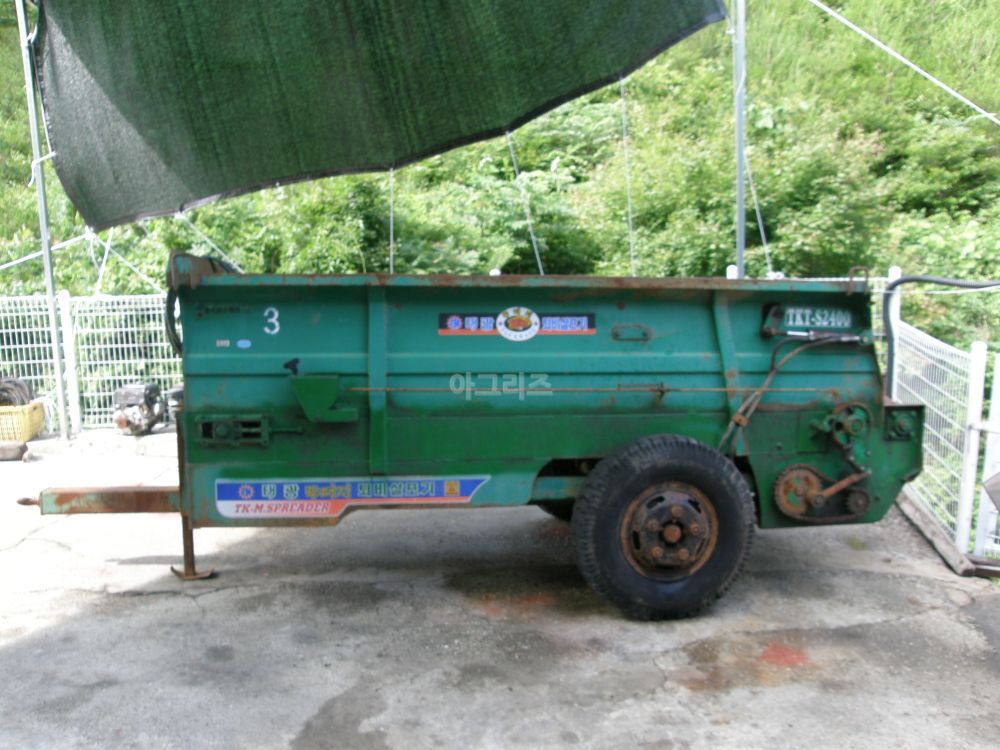 태광종합기계4000 퇴비살포기 TKT-S2400 뒤우측면