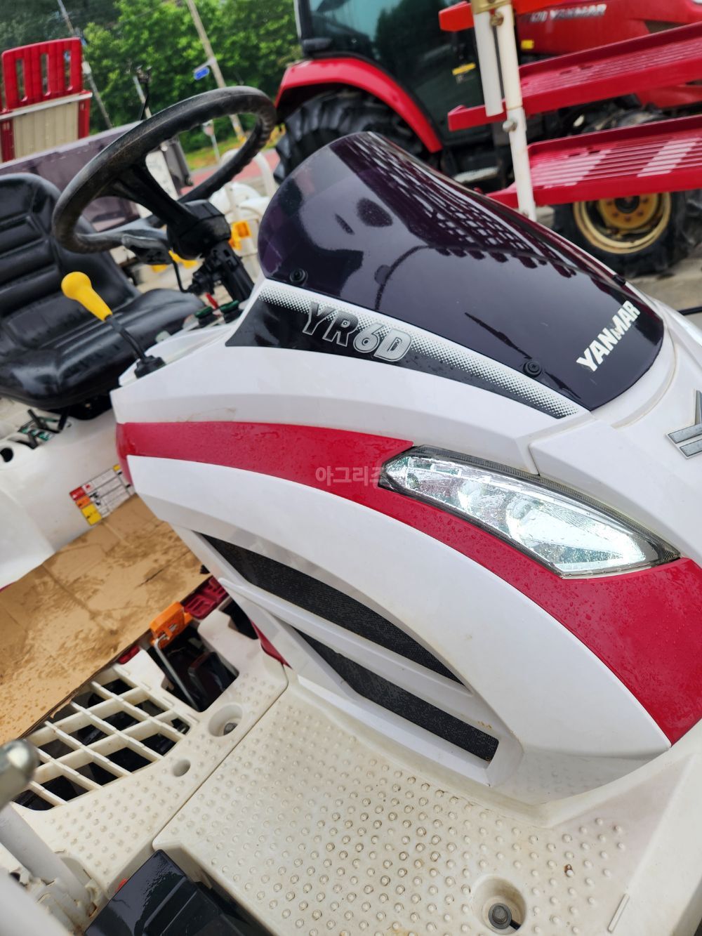 Yanmar Rice transplanter YR6D (6Rows) 뒤우측면