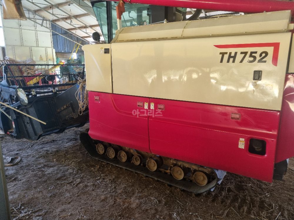 TYM Combine Harvester TH752 (보통형) 뒤우측면