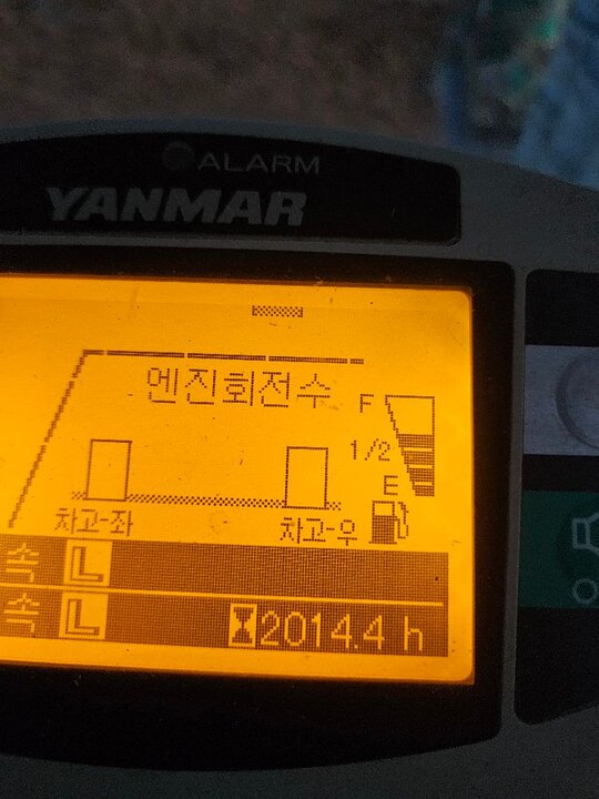얀마 콤바인 AW7114 (7조식) 앞좌측면