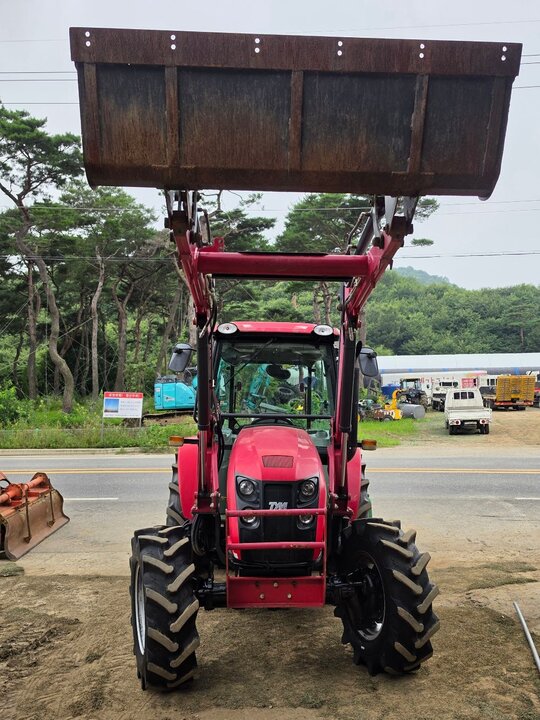 TYM 트랙터 X620 (62마력) 앞좌측면