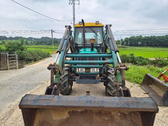 Daedong Tractor D62 (62hp) 앞좌측면