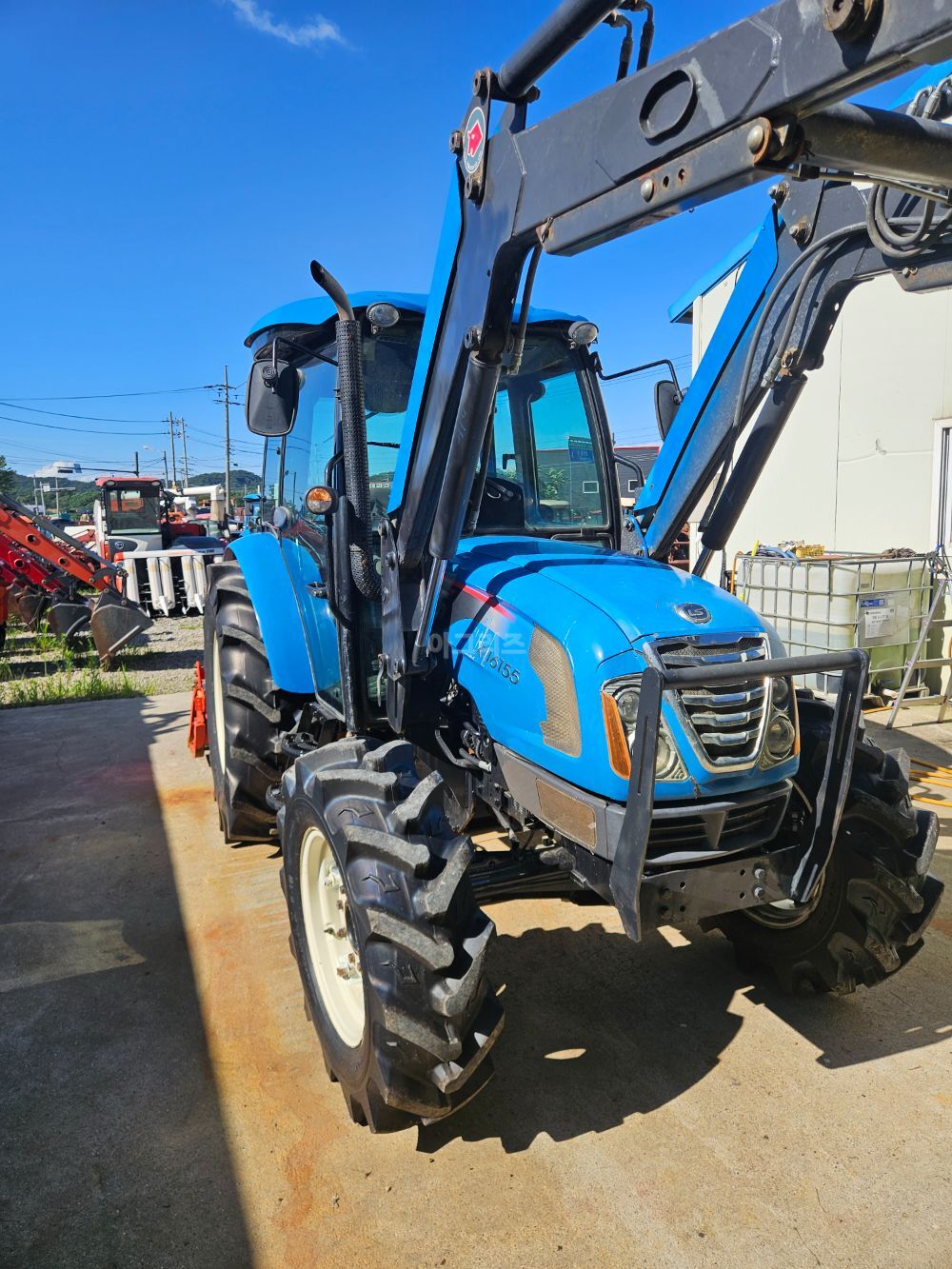 LS 트랙터 XU6155 (55.7마력) 뒤우측면