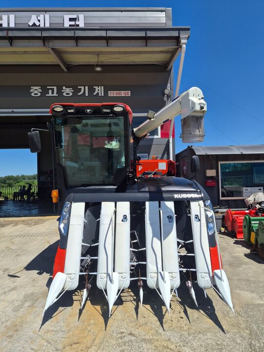 구보다 콤바인 ZR6130 (6조식) 앞좌측면
