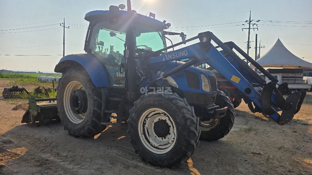 뉴홀랜드 트랙터 TX110A (110마력) 뒤우측면
